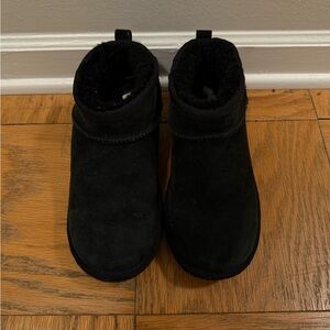 UGG Big Kids Classic Ultra Mini size 4